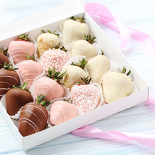 Cargar imagen en el visor de la galería, Fresas cubiertas de chocolate  AMOR Y AMISTAD estuche x 4
